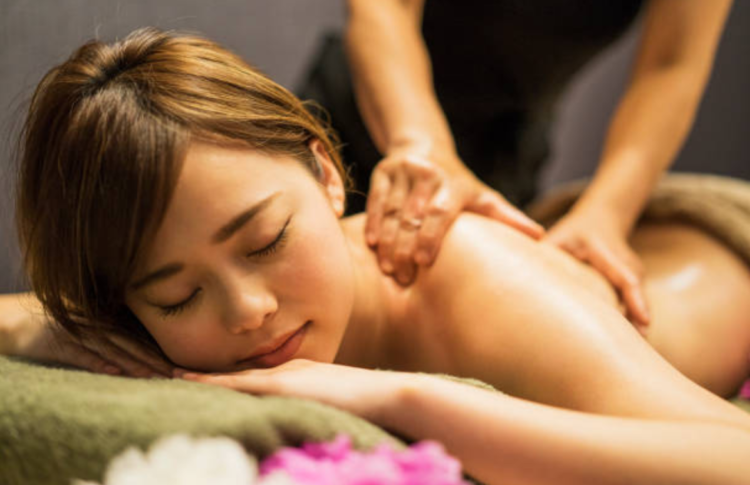 massage lưng phụ nữ cũng là cách kích thích trước khi quan hệ